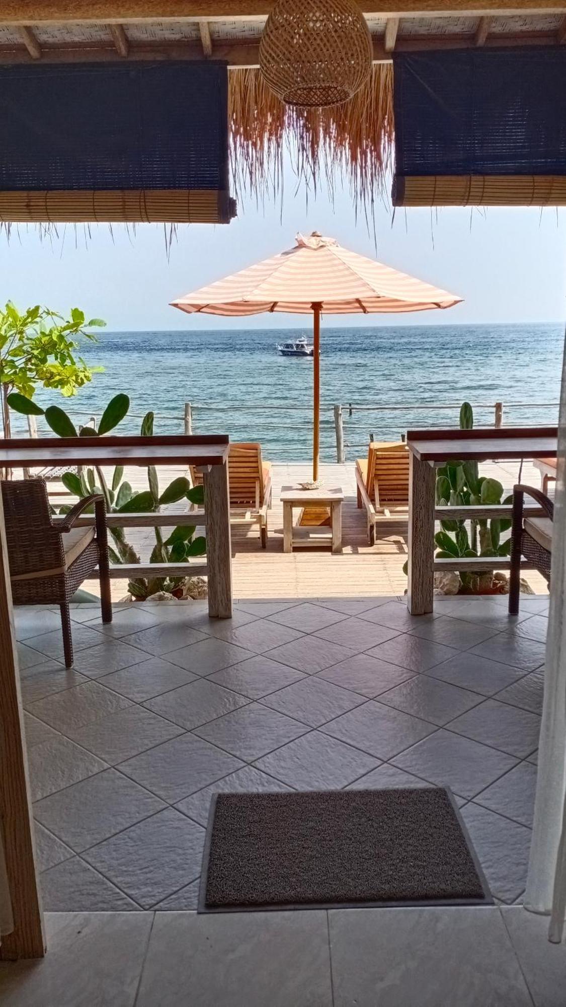 Vns Beachfront Guesthouse Toyapakeh ภายนอก รูปภาพ